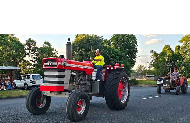 A dazzling street procession of vintage cars, trucks and tractors joined the parade. Photos: Gloucester Business Chamber.