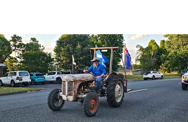 A dazzling street procession of vintage cars, trucks and tractors joined the parade. Photos: Gloucester Business Chamber.